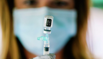 Identifican una caída brusca en los anticuerpos de los vacunados con Pfizer y AstraZeneca