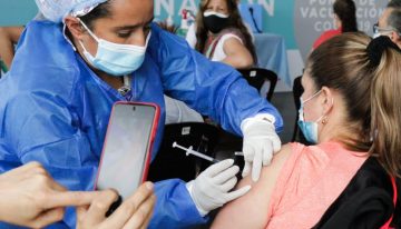 ¿Necesitaremos inyecciones anuales? CEO de Pfizer predice que la vida normal regresará dentro de un año