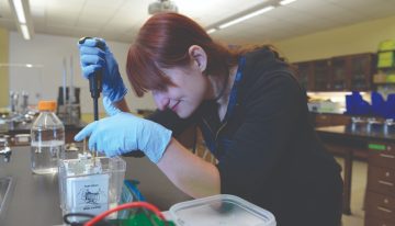 Lo que se interpone en el camino de las mujeres en el campo de la ciencia, tecnología, ingeniería y matemáticas en Colombia