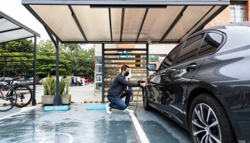 Dos jóvenes emprendedores crean la red de estaciones de carga gratuita para vehículos eléctricos más grande del país