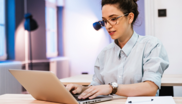 ¿Eres mujer y estás buscando trabajo? Así entregarán 1.000 becas para estudiar gratis y mejorar las habilidades laborales