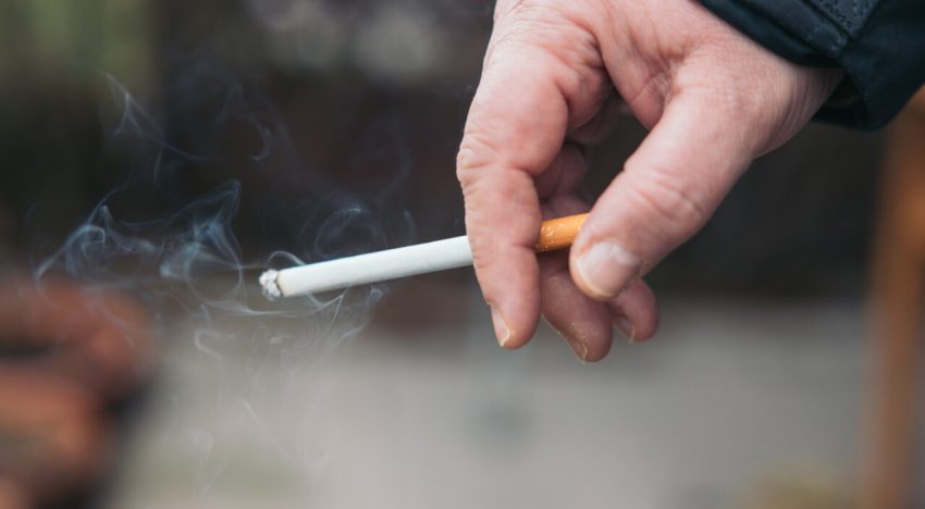 Lesgisladores en Reino Unido aprueban ley para acabar con el consumo de tabaco