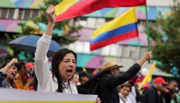 Miles de personas protestan en Colombia contra Gustavo Petro