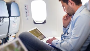 Así puedes proteger tus datos al usar el WiFi en un vuelo
