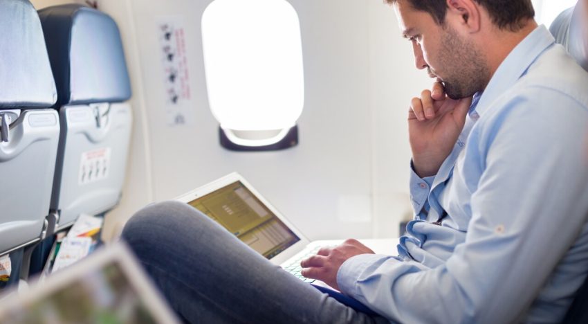 Así puedes proteger tus datos al usar el WiFi en un vuelo
