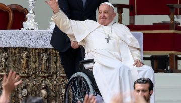 El papa Francisco da una misa masiva en Venecia, su primer viaje en meses