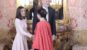 Letizia e Isabel Díaz Ayuso en el Palacio Real: dos vestidos de invitada únicos y el truco más favorecedor