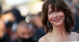 La actriz francesa que ha triunfado con el corte de pelo y mechas más elegantes para mujeres de 60