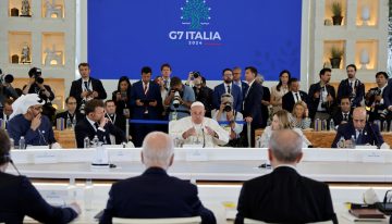 Papa Francisco pide al G7 regular la IA y prohibir las armas autónomas letales