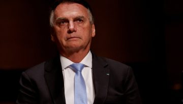 La policía de Brasil acusa formalmente a Bolsonaro de malversación de fondos.