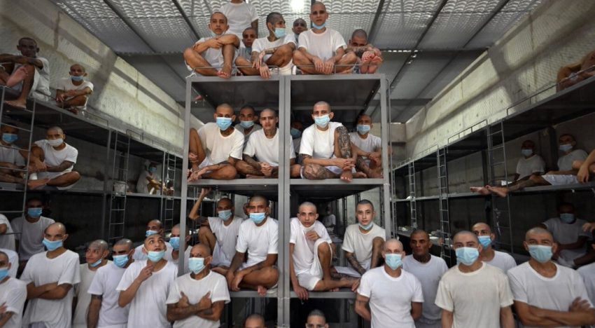 Bukele capacita a miles de presos para «reconstruir» El Salvador