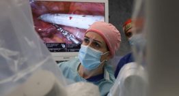 Colocar el útero y los ovarios en el abdomen: una cirugía pionera trata el cáncer colorrectal en mujeres jóvenes protegiendo su fertilidad