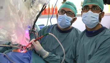 Ensayar una operación como si fuera un «videojuego»: Vall d'Hebron usa una técnica pionera para extraer un tumor del paladar sin incisiones