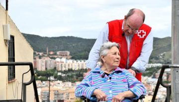 Cuando bajar a la calle se convierte en una odisea: este proyecto de Barcelona ayuda a las personas mayores a mantener su vida social