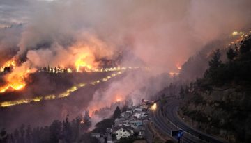 Quito enfrenta incendios forestales con seis heridos y miles de evacuados