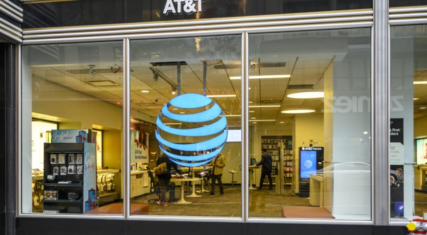 AT&T venderá participación en DirecTV por 7,600 millones de dólares