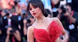 Jenna Ortega mide 1,55 y conoce los 7 trucos de estilo que más favorecen a las bajitas