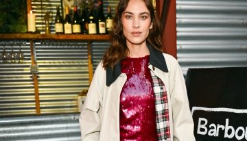 Si vas a invertir en una gabardina nueva, te interesa el último look de Alexa Chung