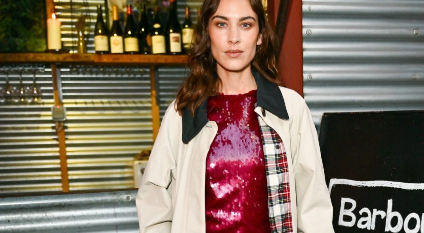 Si vas a invertir en una gabardina nueva, te interesa el último look de Alexa Chung