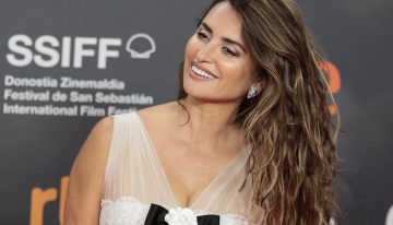 Penélope Cruz deslumbra en el Festival de San Sebastián con un espectacular vestido nupcial y una melena boho