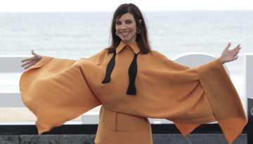 Maribel Verdú nos enseña a llevar la capa del otoño de la forma más original