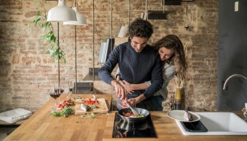 La cena fácil que se hacen siempre los españoles  y que los nutricionistas desaconsejan