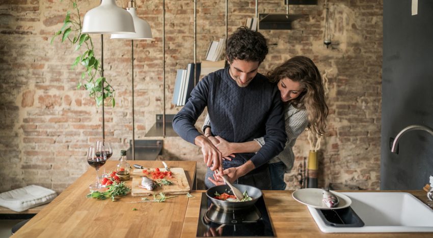 La cena fácil que se hacen siempre los españoles  y que los nutricionistas desaconsejan