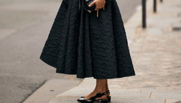 Los 8 looks minimalistas con zapato plano  vistos en el street style que nos apuntamos estrenar en otoño