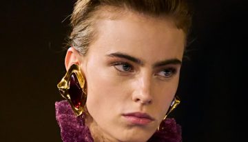 Maquillaje natural y moño a la parisina, el look de belleza de YSL que será la gran tendencia en 2025