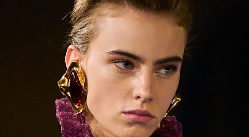 Maquillaje natural y moño a la parisina, el look de belleza de YSL que será la gran tendencia en 2025