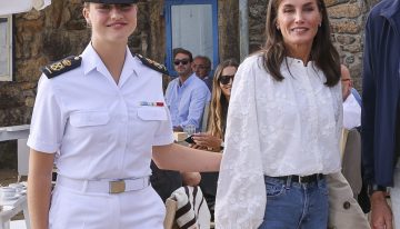 La reina Letizia rescata la camisa blanca más bonita de su armario (que llevó también Leonor) en su visita sorpresa a Marín