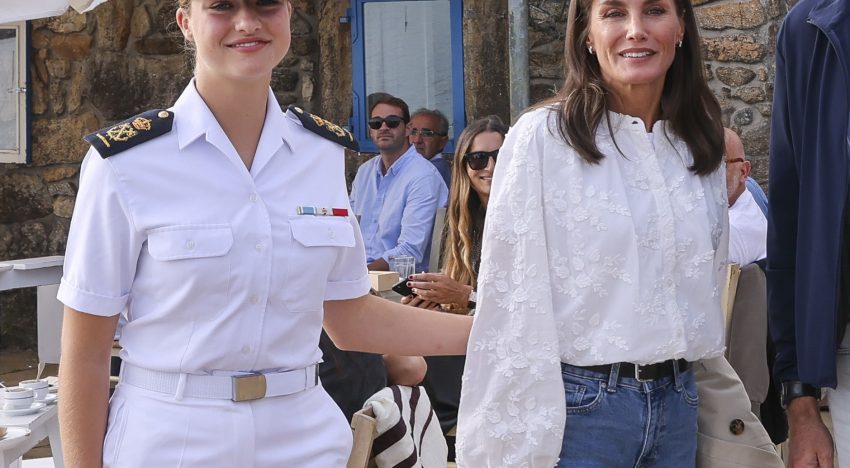 La reina Letizia rescata la camisa blanca más bonita de su armario (que llevó también Leonor) en su visita sorpresa a Marín