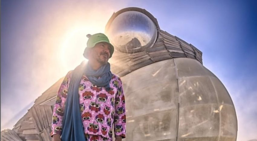 Escultor boricua presentó “el coquí más grande del mundo” en Burning Man 2024