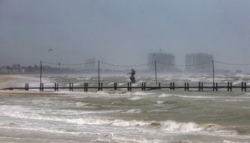 Nadine golpea Belice y provoca lluvias en Yucatán