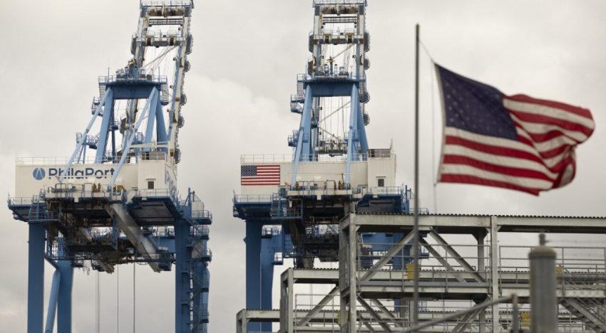 ¿Por qué los trabajadores de los puertos del este de EU están en huelga?