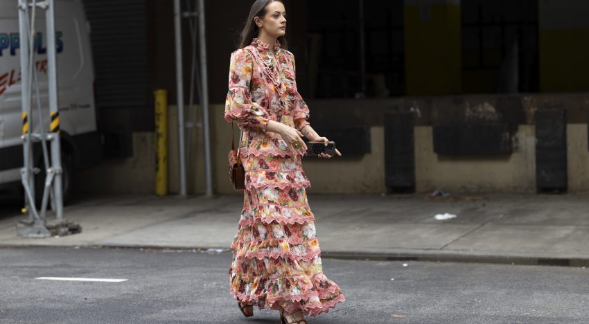 Este jueves de novedades en Zara tiene dos vestidos de invitada ideales para tus bodas de invierno