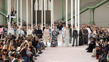 Las 5 claves del desfile de Chanel, camelias en las gafas, zapatillas con plataforma y lazos  XL