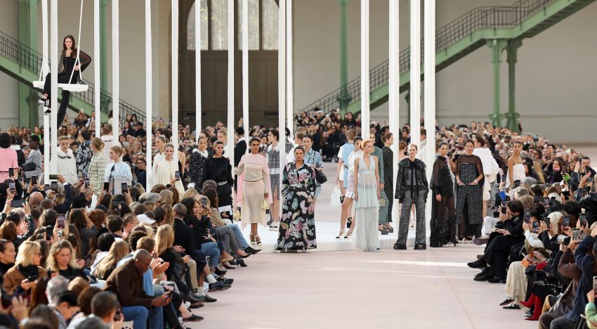 Las 5 claves del desfile de Chanel, camelias en las gafas, zapatillas con plataforma y lazos  XL