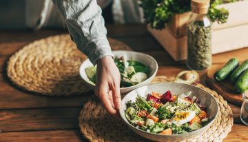 Una ensalada para cenar rica en magnesio que te ayudará a perder peso y dormir plácidamente