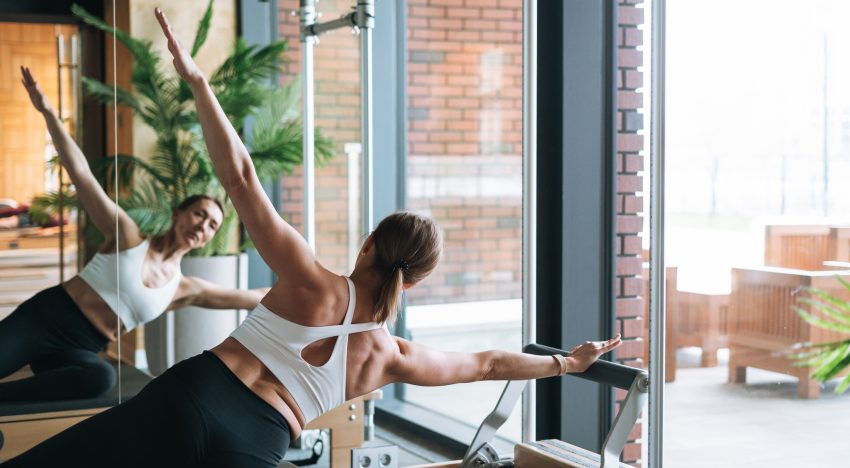 Qué es reformer, el pilates que triunfa entre las madrileñas por definir una tripa plana y fuerte y corregir la postura