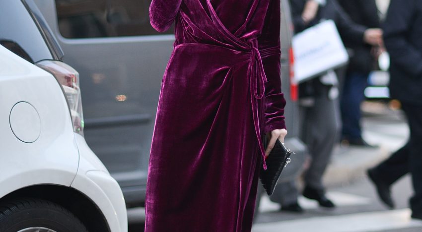 Como experta en moda, he seleccionado las invitadas de invierno más elegantes: de un precioso vestido marrón a un tocado de plumas