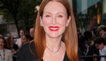 El maquillaje a la francesa de Julianne Moore: labios rojos y colorete que te hace rejuvenecer 10 años