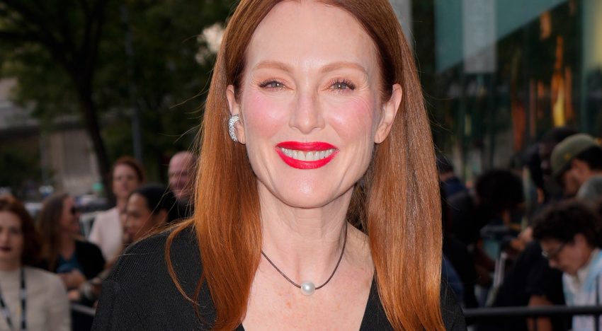 El maquillaje a la francesa de Julianne Moore: labios rojos y colorete que te hace rejuvenecer 10 años