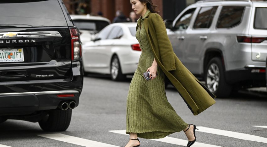 El único vestido que tu armario necesita este otoño es clásico, cómodo y favorece