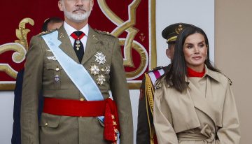 Vestido rojo y gabardina, la reina Letizia acierta el 12 de octubre con un elegante look a prueba de lluvia