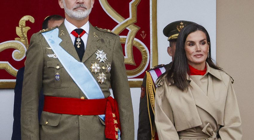 Vestido rojo y gabardina, la reina Letizia acierta el 12 de octubre con un elegante look a prueba de lluvia