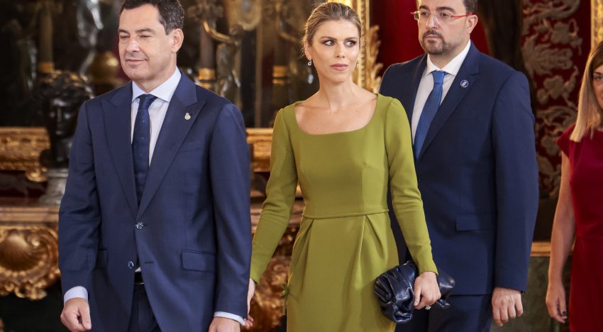 Manuela Villena, elegantísima el 12 de octubre con un vestido midi de firma sevillana