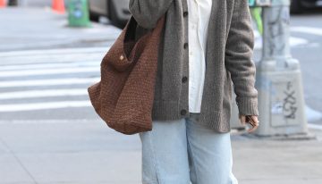 Katie Holmes borda un look de otoño con la chaqueta efecto «sacada del armario de tu abuelo» que es tendencia