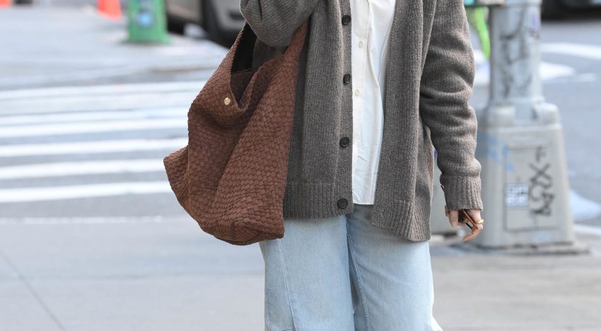 Katie Holmes borda un look de otoño con la chaqueta efecto «sacada del armario de tu abuelo» que es tendencia