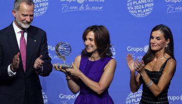 Paloma Sánchez-Garnica recibe el Premio Planeta 2024 de manos de los Reyes y se lleva un millón de euros con la novela «Victoria»